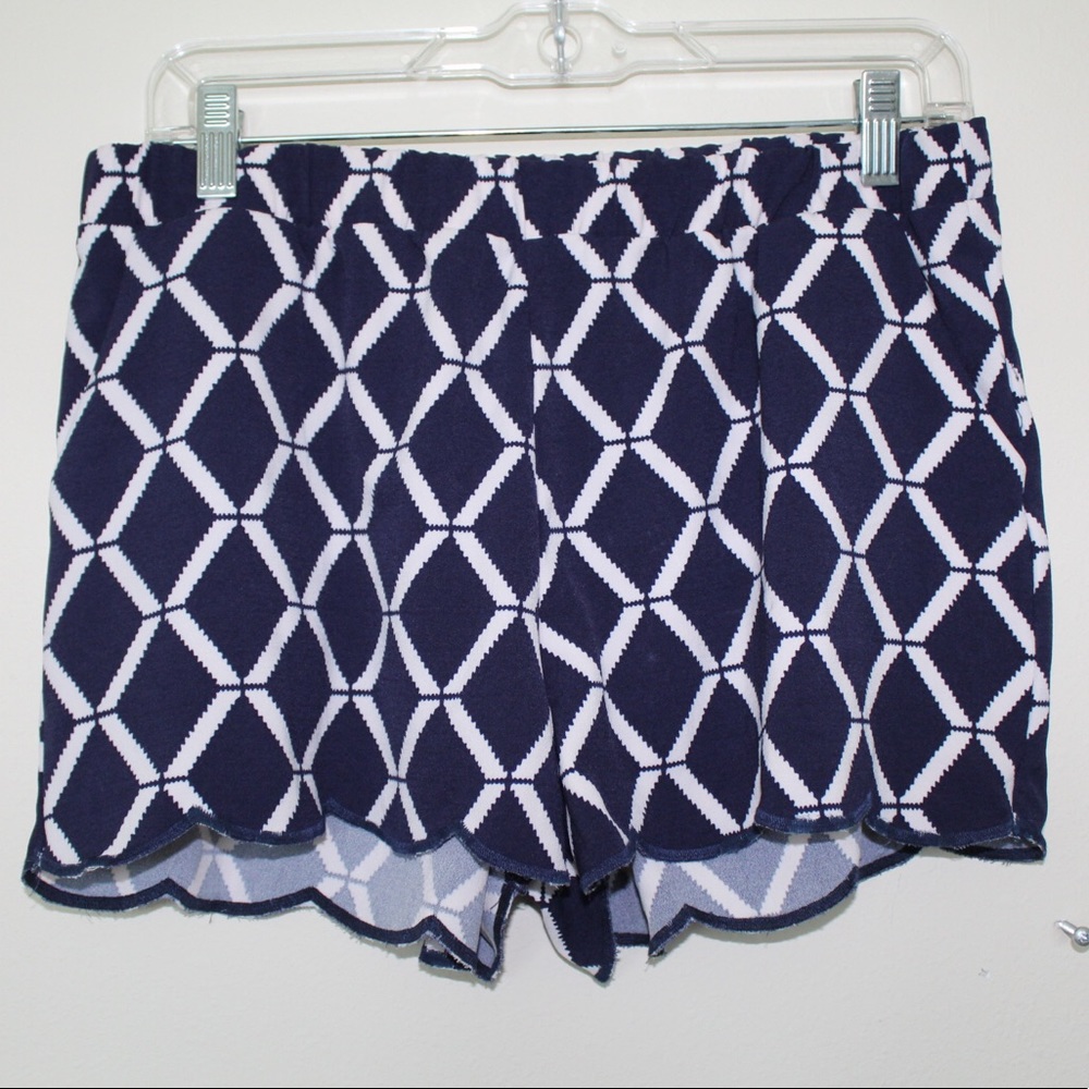 Scallop trim shorts